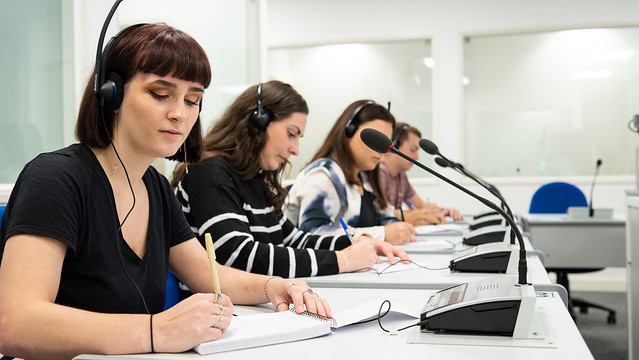 Perbedaan dengan Translator