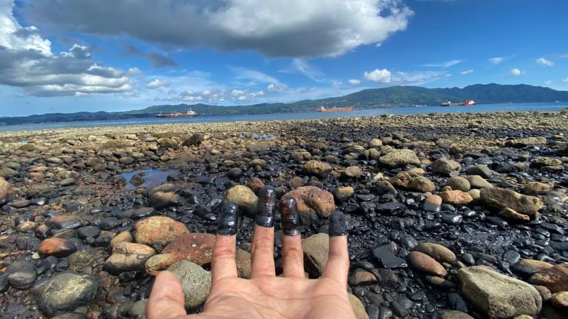 Gumpalan Oli Hitam di Pantai