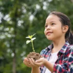 Membesarkan Anak yang Peduli Alam di Tengah Dunia Digital